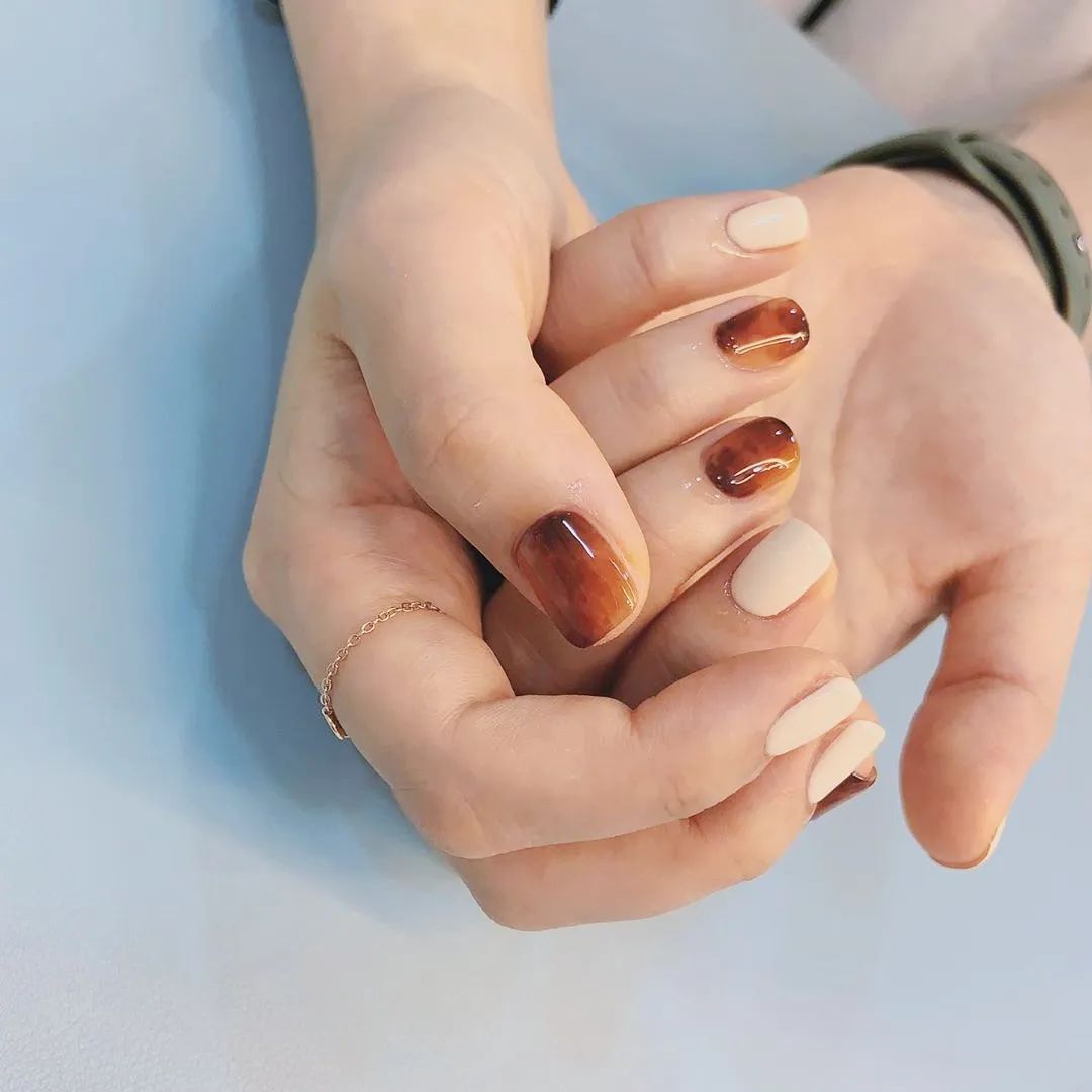 秋天了，琥珀色美甲可以安排了！