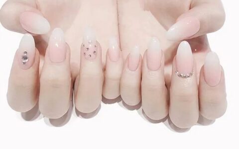 乳白色渐变美甲，自然而纯粹！