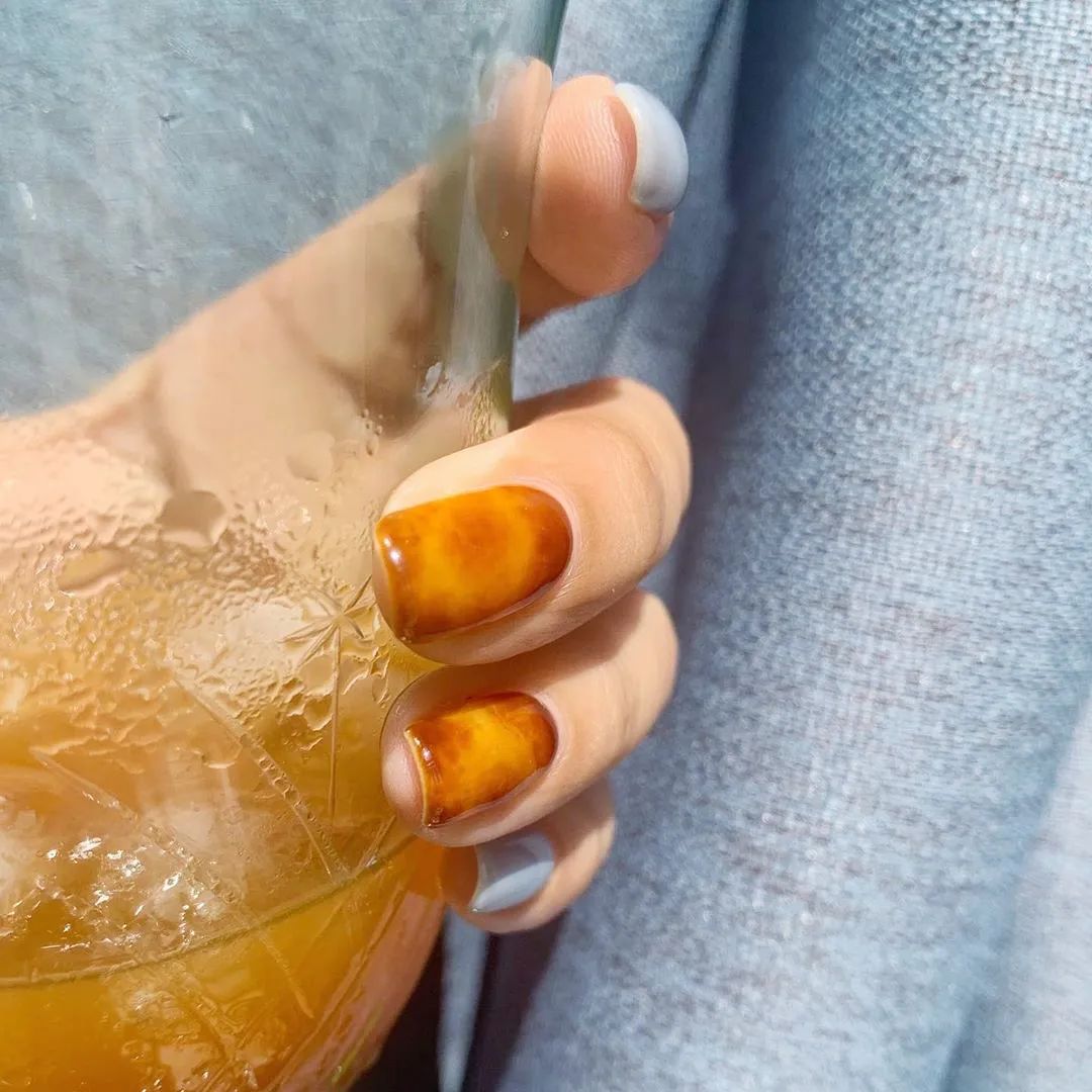 秋天了，琥珀色美甲可以安排了！