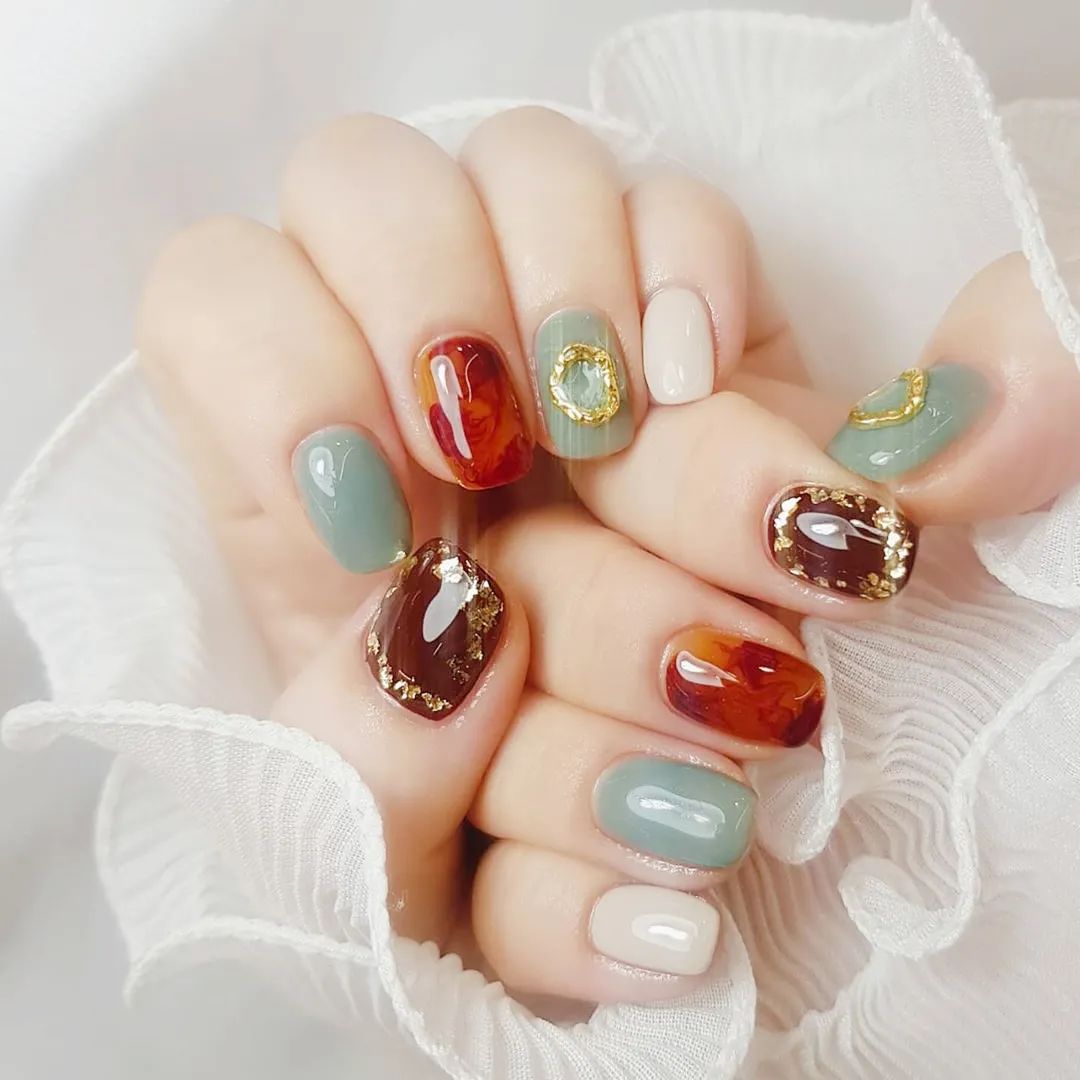 秋天了，琥珀色美甲可以安排了！