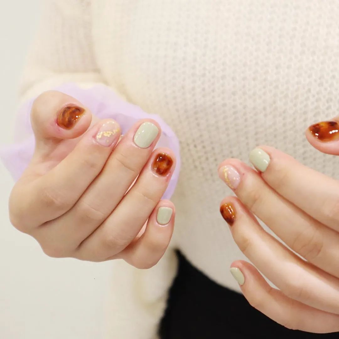 秋天了，琥珀色美甲可以安排了！
