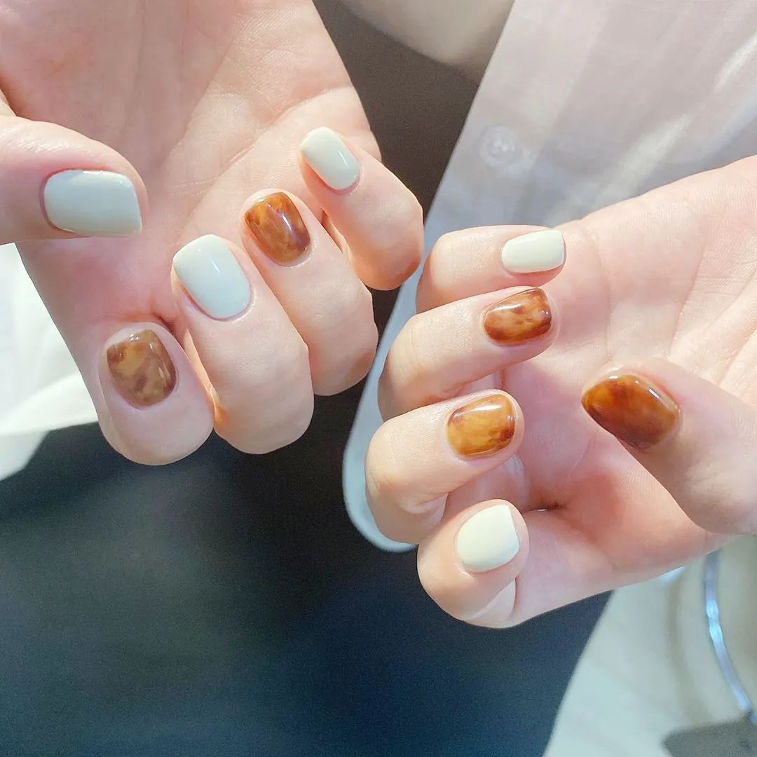 秋天了，琥珀色美甲可以安排了！