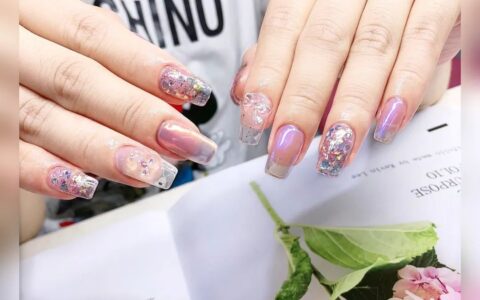 简单又闪亮的亮片美甲，太抓眼球了！