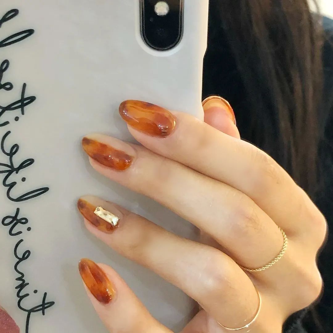 秋天了，琥珀色美甲可以安排了！
