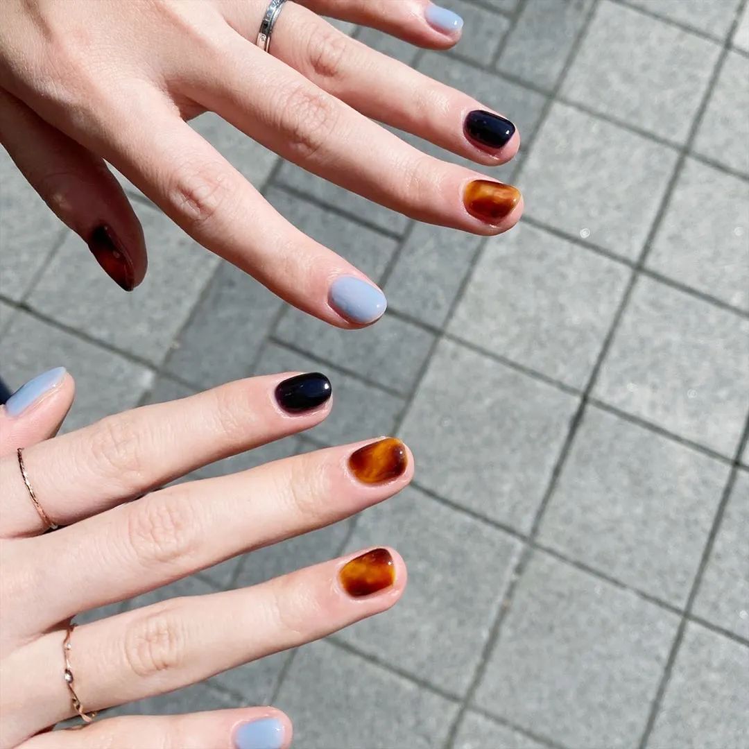 秋天了，琥珀色美甲可以安排了！
