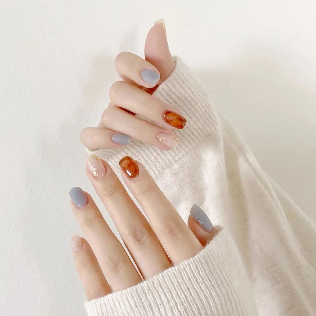 秋天了，琥珀色美甲可以安排了！