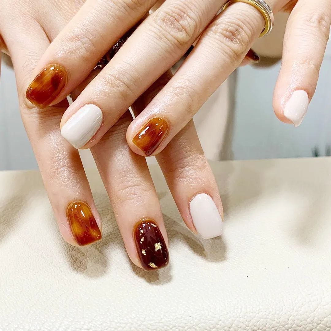 秋天了，琥珀色美甲可以安排了！