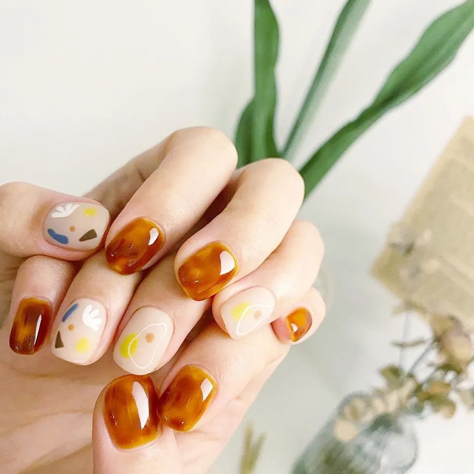 秋天了，琥珀色美甲可以安排了！