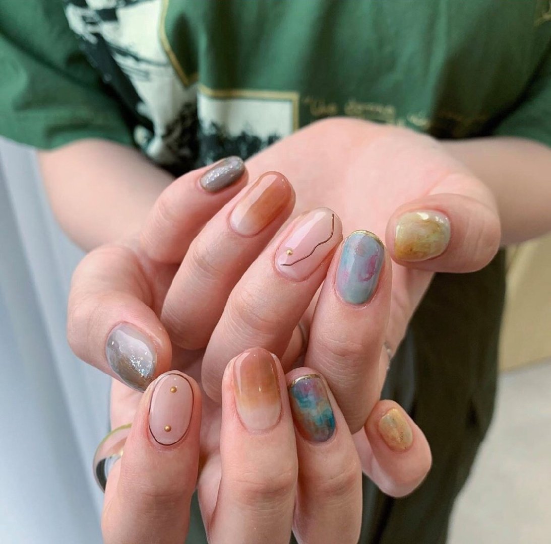 【秋季美甲】大热「焦糖奶茶色」美甲提案！酒红南瓜色超显白、气质焦糖杏色晕染插图(18)