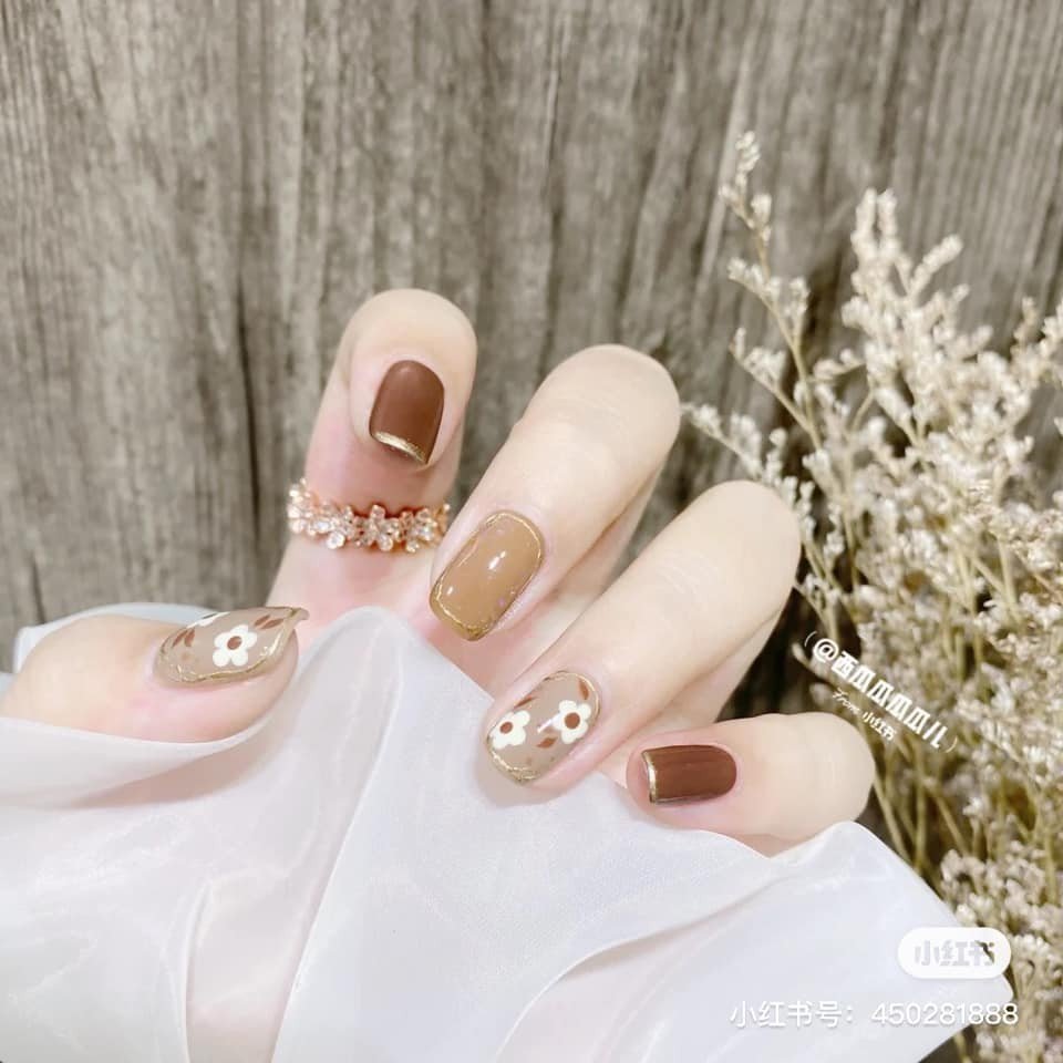 【秋季美甲】大热「焦糖奶茶色」美甲提案！酒红南瓜色超显白、气质焦糖杏色晕染插图(7)