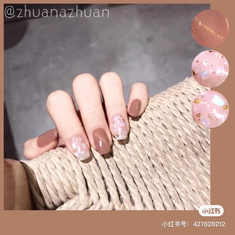 【秋季美甲】大热「焦糖奶茶色」美甲提案！酒红南瓜色超显白、气质焦糖杏色晕染插图(1)