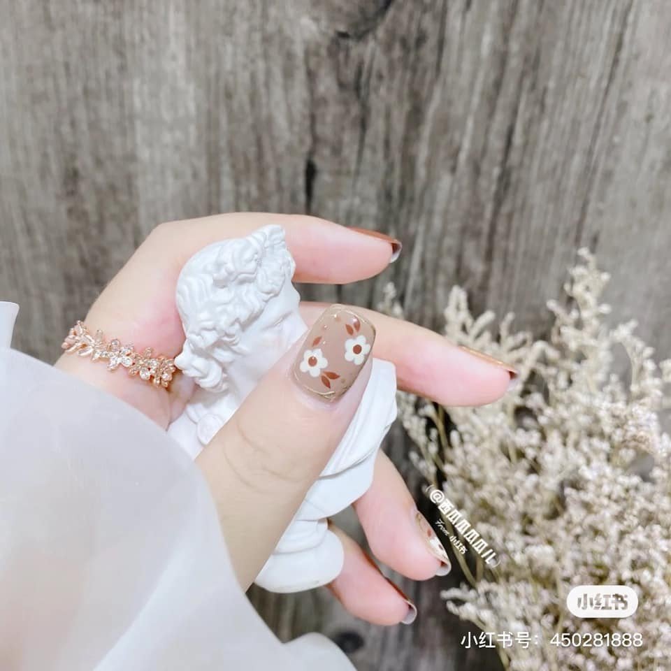 【秋季美甲】大热「焦糖奶茶色」美甲提案！酒红南瓜色超显白、气质焦糖杏色晕染插图(8)