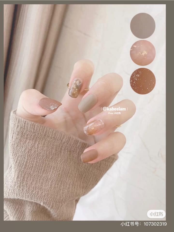 【秋季美甲】大热「焦糖奶茶色」美甲提案！酒红南瓜色超显白、气质焦糖杏色晕染插图(6)