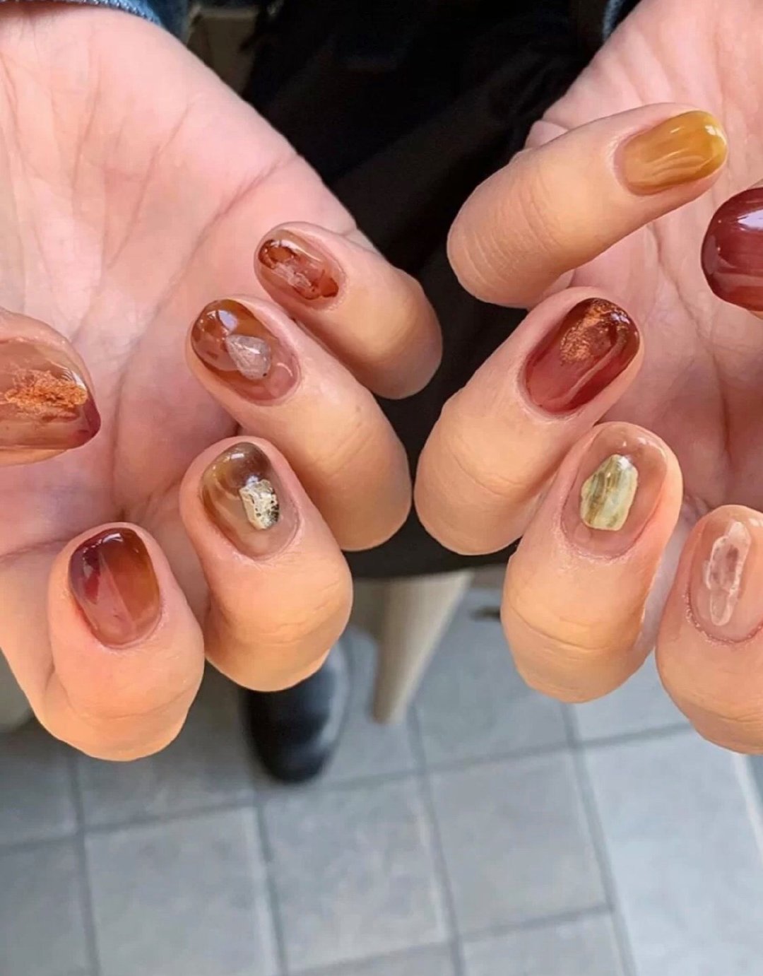 【秋季美甲】大热「焦糖奶茶色」美甲提案！酒红南瓜色超显白、气质焦糖杏色晕染插图(17)