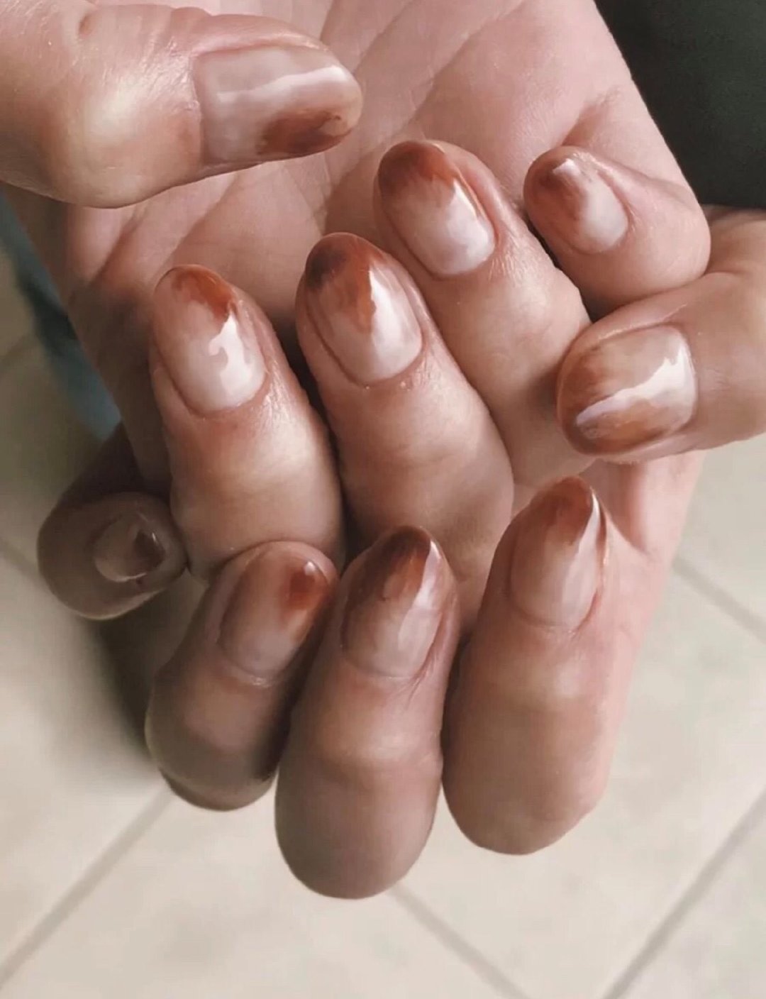 【秋季美甲】大热「焦糖奶茶色」美甲提案！酒红南瓜色超显白、气质焦糖杏色晕染插图(13)