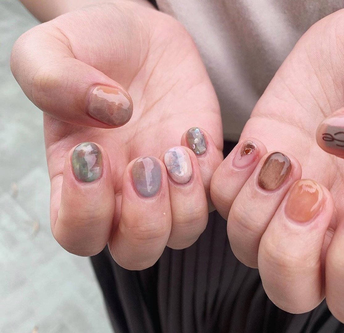 【秋季美甲】大热「焦糖奶茶色」美甲提案！酒红南瓜色超显白、气质焦糖杏色晕染插图(15)