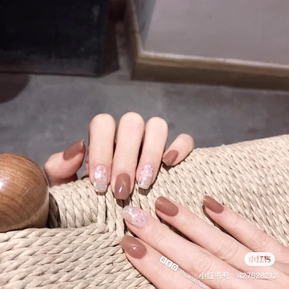 【秋季美甲】大热「焦糖奶茶色」美甲提案！酒红南瓜色超显白、气质焦糖杏色晕染插图(2)