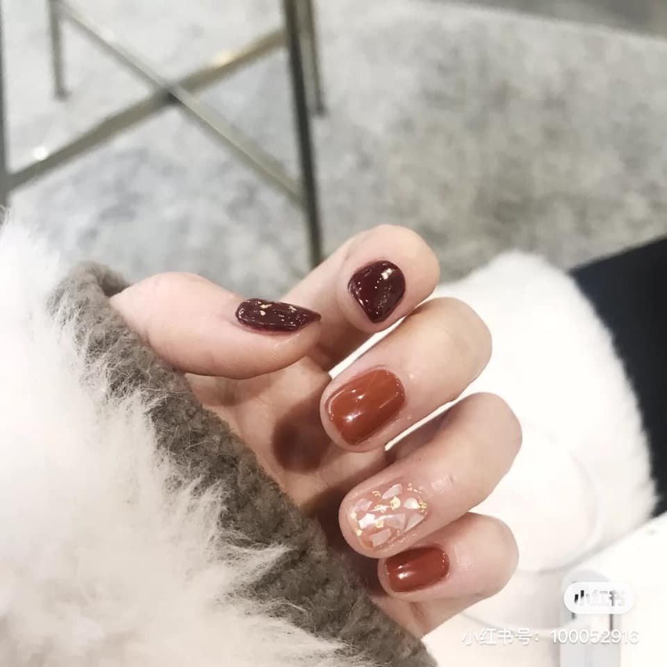 【秋季美甲】大热「焦糖奶茶色」美甲提案！酒红南瓜色超显白、气质焦糖杏色晕染插图(3)