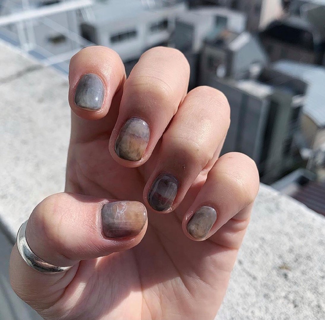 【秋季美甲】大热「焦糖奶茶色」美甲提案！酒红南瓜色超显白、气质焦糖杏色晕染插图(12)