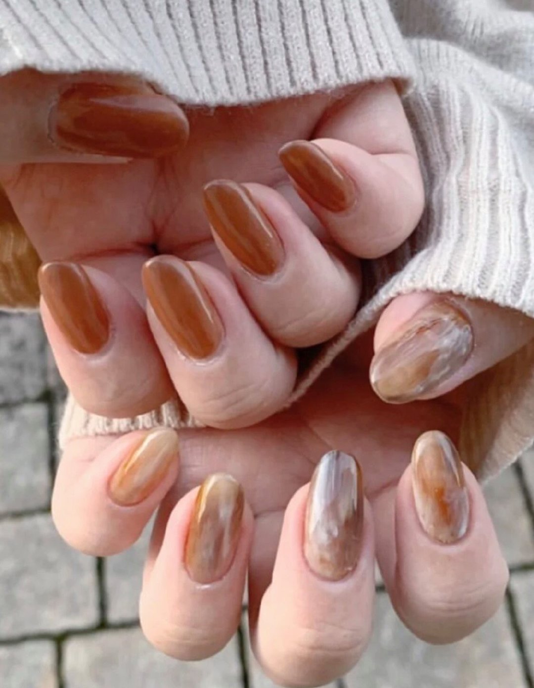 【秋季美甲】大热「焦糖奶茶色」美甲提案！酒红南瓜色超显白、气质焦糖杏色晕染插图(9)
