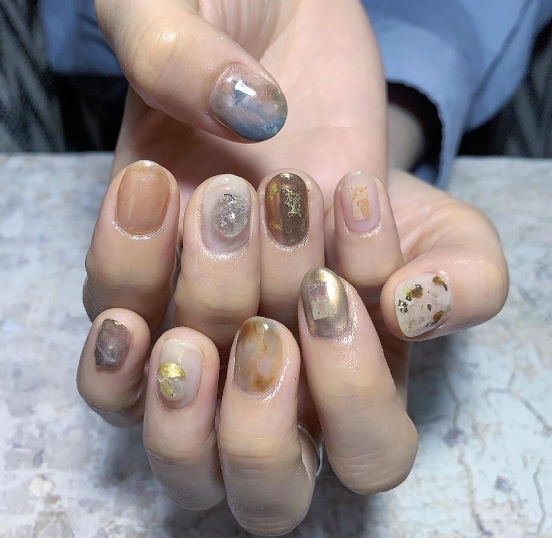 【秋季美甲】大热「焦糖奶茶色」美甲提案！酒红南瓜色超显白、气质焦糖杏色晕染插图(10)