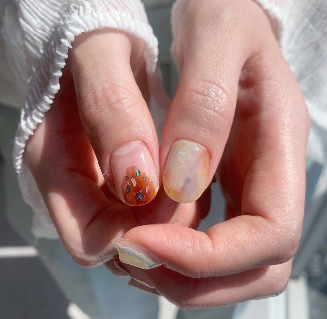 【秋季美甲】大热「焦糖奶茶色」美甲提案！酒红南瓜色超显白、气质焦糖杏色晕染插图(21)