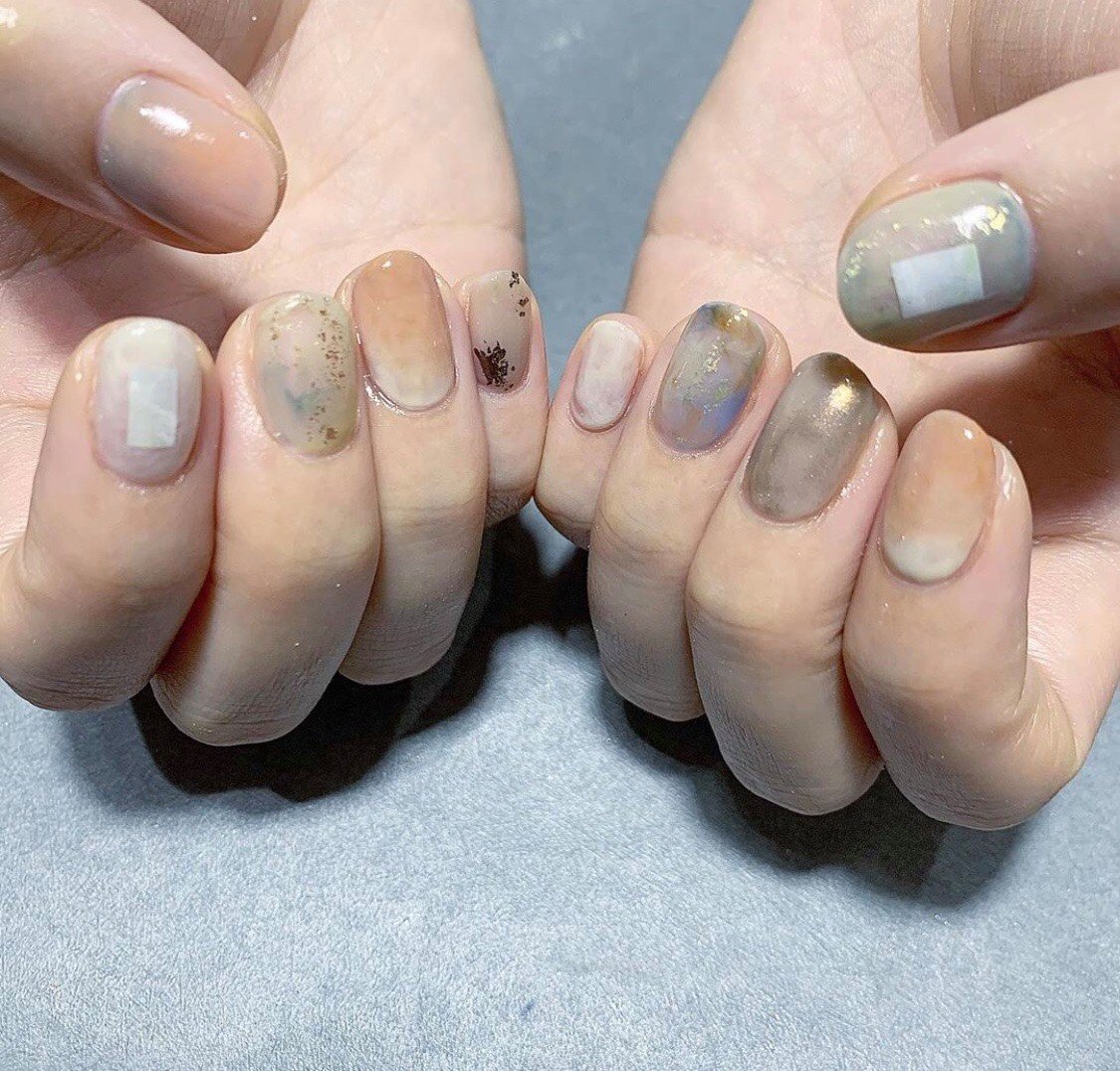 【秋季美甲】大热「焦糖奶茶色」美甲提案！酒红南瓜色超显白、气质焦糖杏色晕染插图(20)