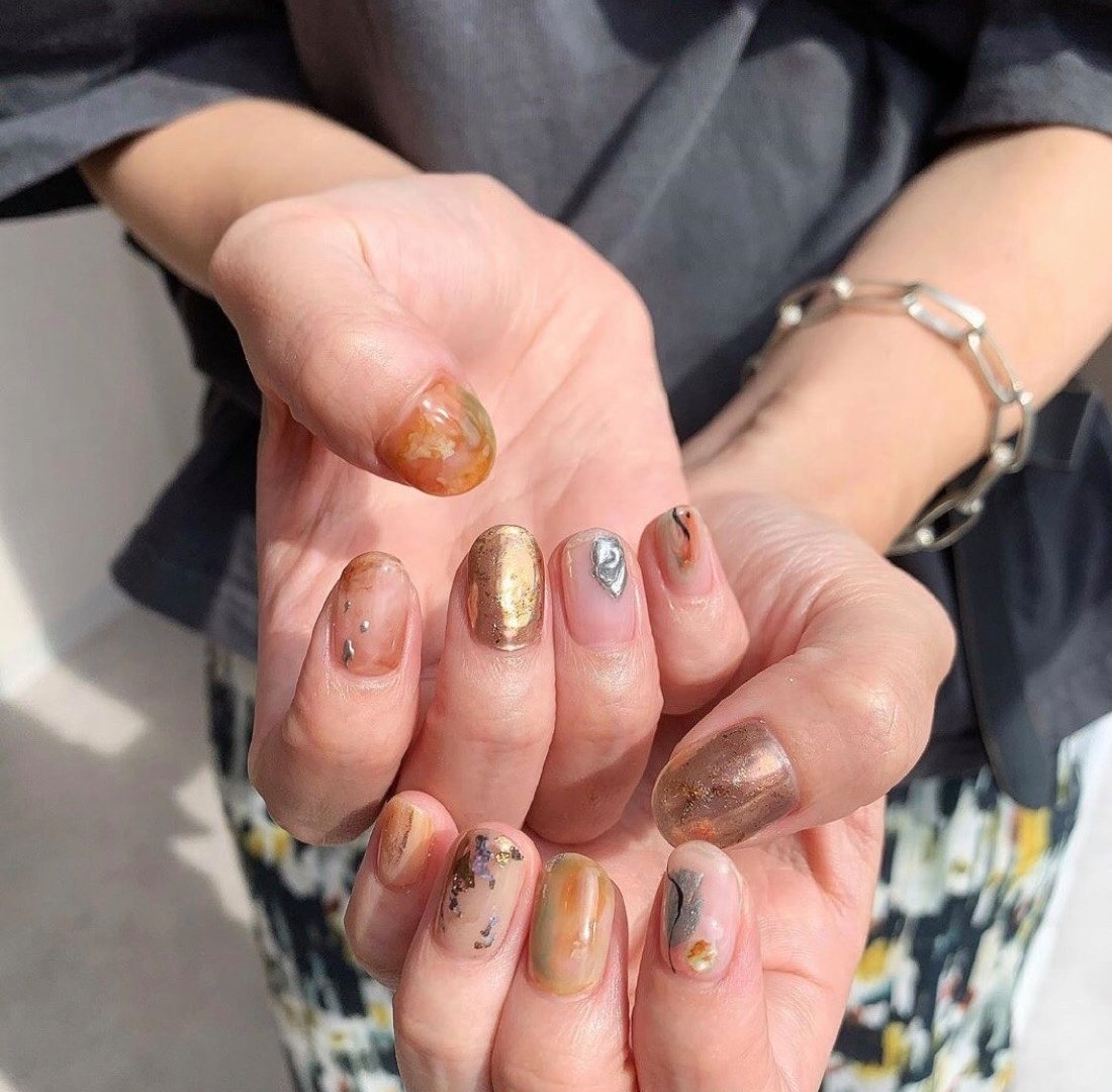 【秋季美甲】大热「焦糖奶茶色」美甲提案！酒红南瓜色超显白、气质焦糖杏色晕染插图(25)