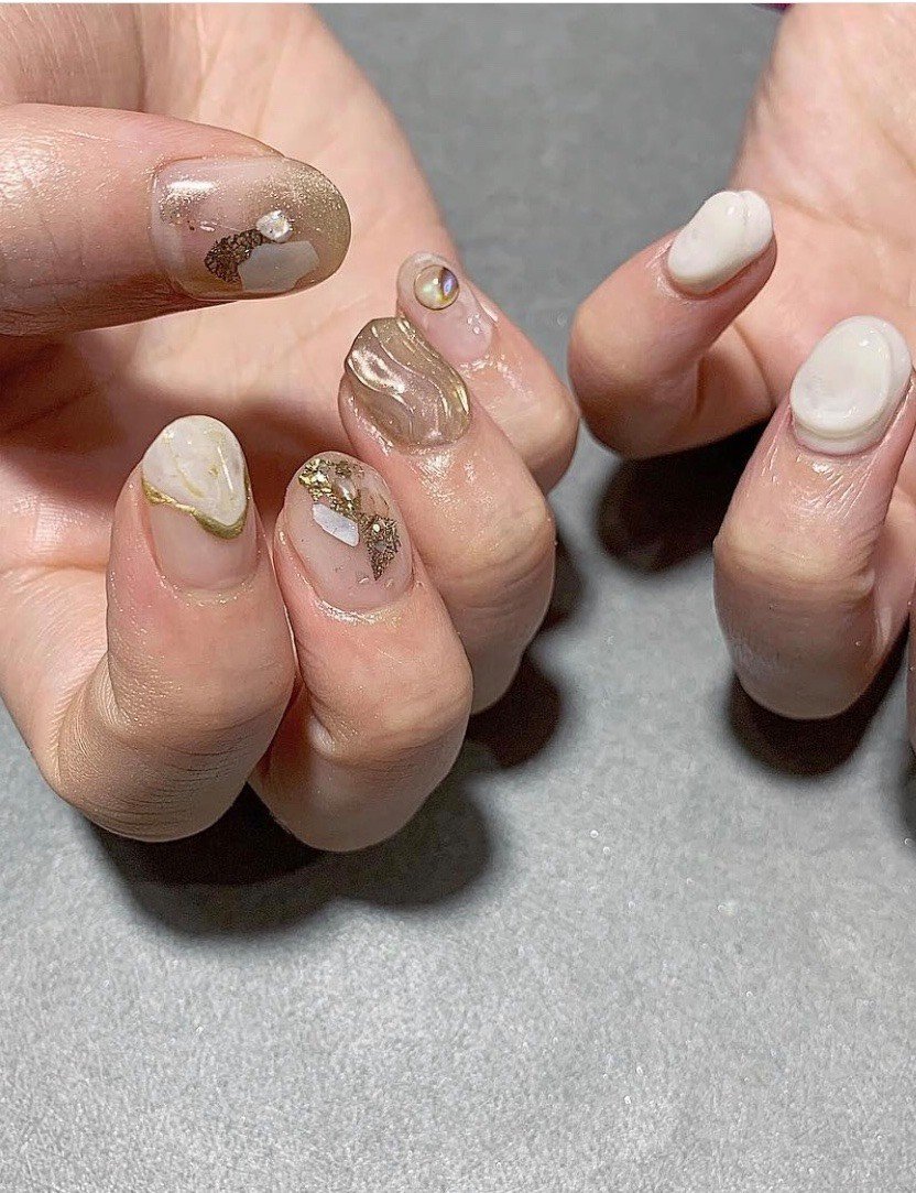 【秋季美甲】大热「焦糖奶茶色」美甲提案！酒红南瓜色超显白、气质焦糖杏色晕染插图(24)