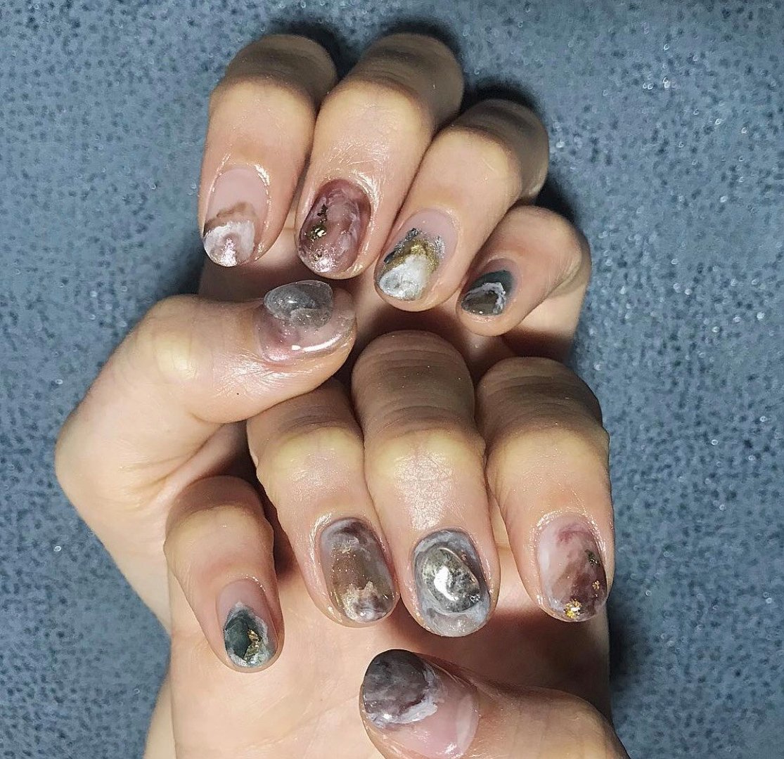 【秋季美甲】大热「焦糖奶茶色」美甲提案！酒红南瓜色超显白、气质焦糖杏色晕染插图(26)