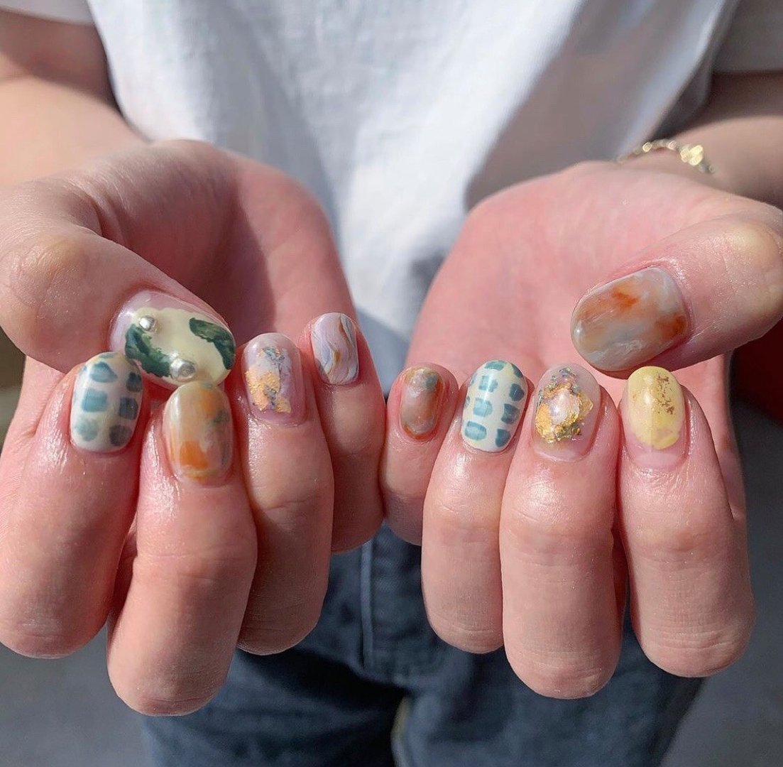 【秋季美甲】大热「焦糖奶茶色」美甲提案！酒红南瓜色超显白、气质焦糖杏色晕染插图(22)