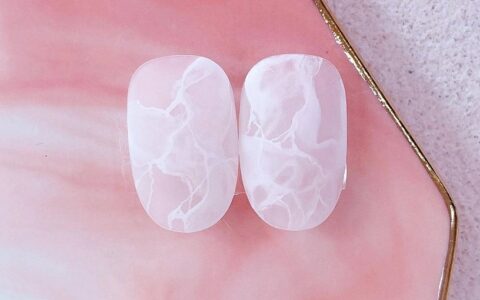 韩妞爆款美甲图鉴！「水光晕染」美甲引风潮，玫瑰晕染、冷淡风，这款显皮肤白！