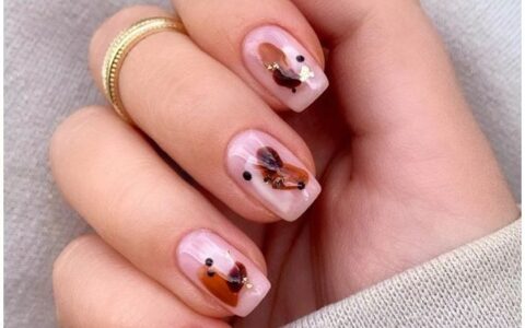 宛如烤焦糖般柔和温暖！15款「琥珀美甲」清单，晕染渐层、金葱点缀，每款都让指尖变得好奢华