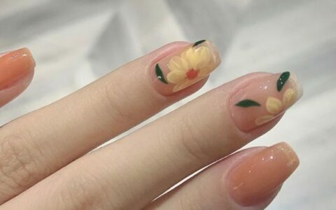 在手指上绽放的花卉美甲，凸显“精致透彻”，意外的很高级