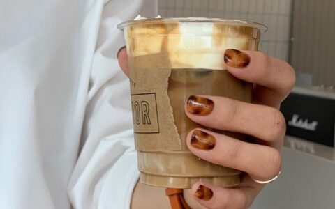 【2020秋冬美甲】温柔显白「琥珀晕染」美甲灵感让指尖?间增添知性美！