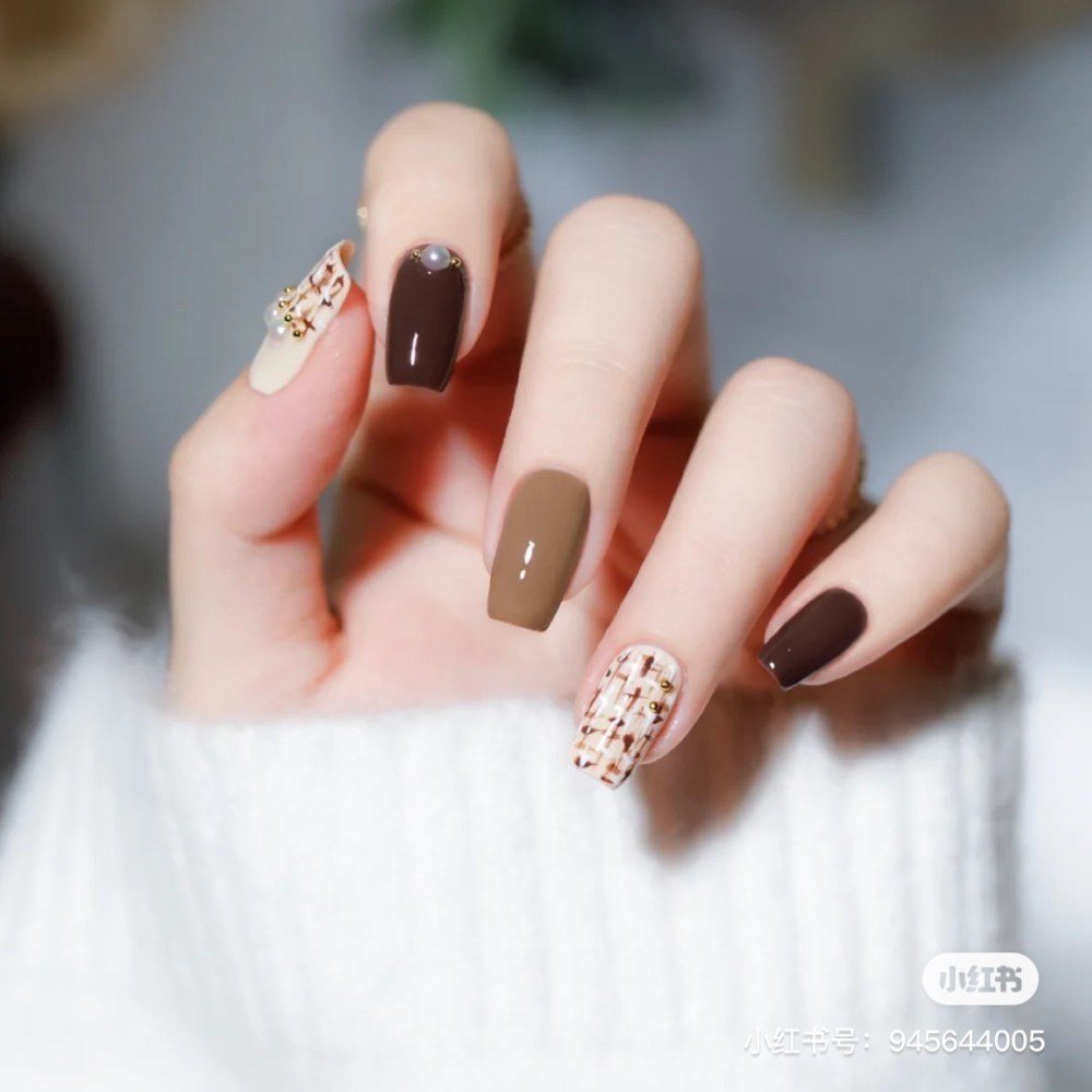 为指甲换新衫！9款文青摩卡色秋冬美甲提案！百搭又显气质！插图(6)