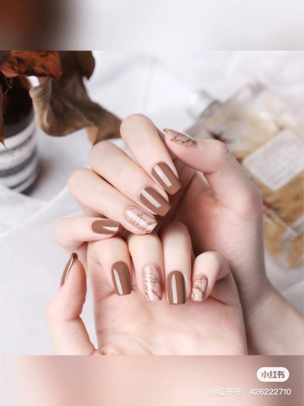 为指甲换新衫！9款文青摩卡色秋冬美甲提案！百搭又显气质！插图(3)