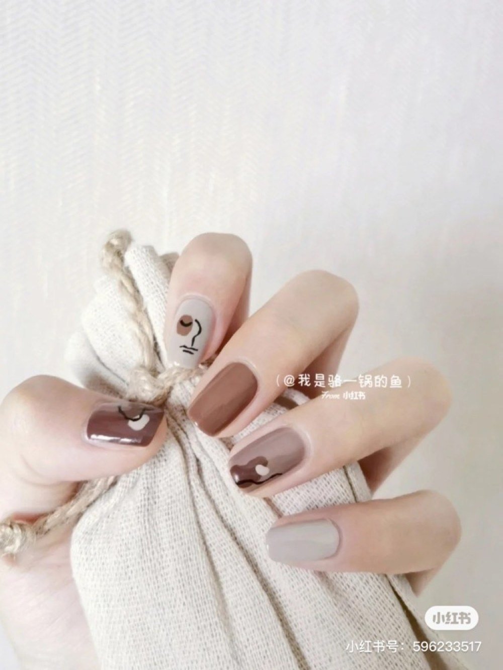 为指甲换新衫！9款文青摩卡色秋冬美甲提案！百搭又显气质！插图(1)