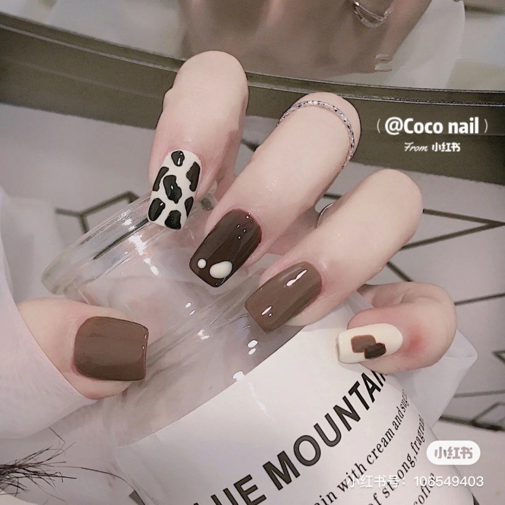为指甲换新衫！9款文青摩卡色秋冬美甲提案！百搭又显气质！插图