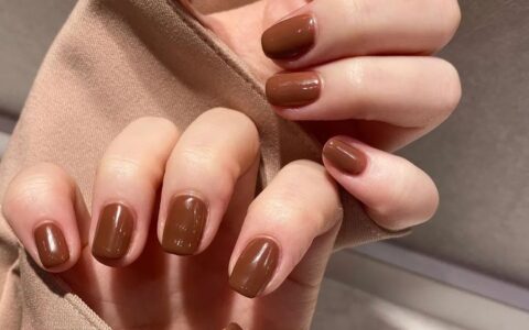 短指甲做什么颜色的美甲最好看？