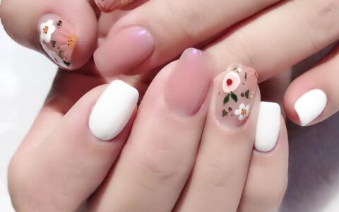 极光色美甲怎么搭才好看？