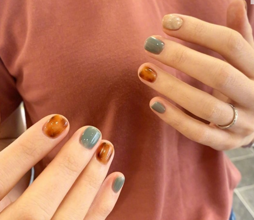  秋冬不做美甲可惜了，这款果冻美甲谁涂谁是小仙女