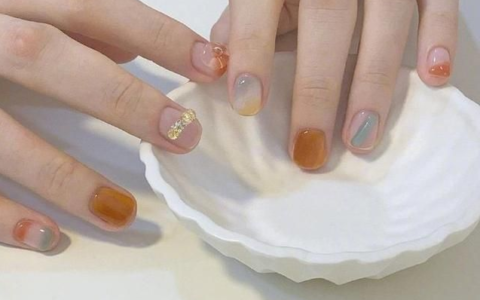 皮肤黄的女生涂什么颜色的美甲好看？这几款美甲巨显白又时髦