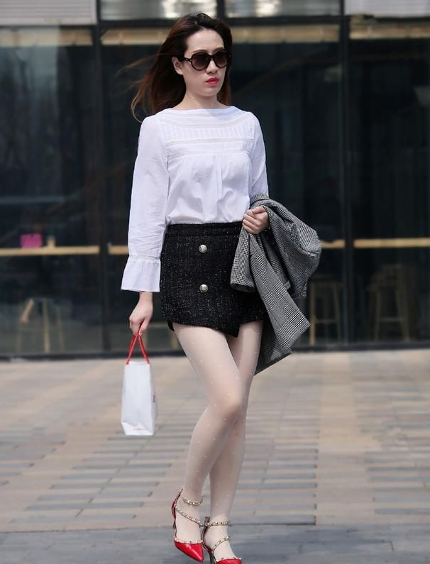  秋天怕穿裙子冷怎么办？一双丝袜就可以轻松解决！