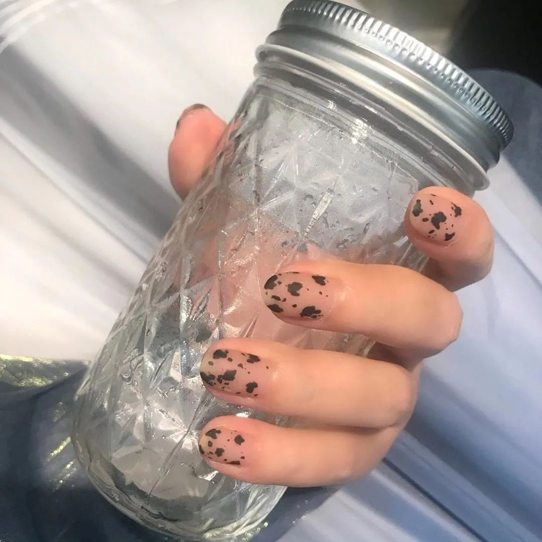 4款小红书秋季美甲，很火！首推鹌鹑蛋美甲