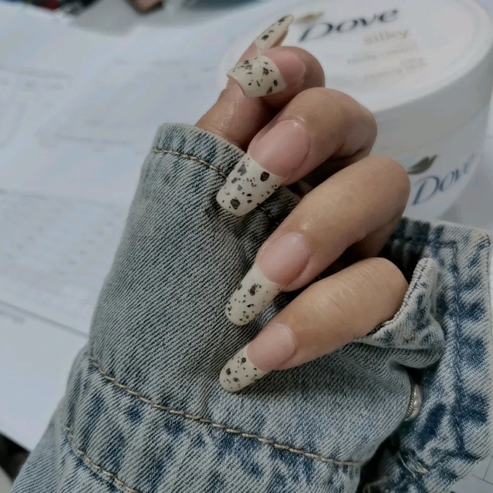 4款小红书秋季美甲，很火！首推鹌鹑蛋美甲