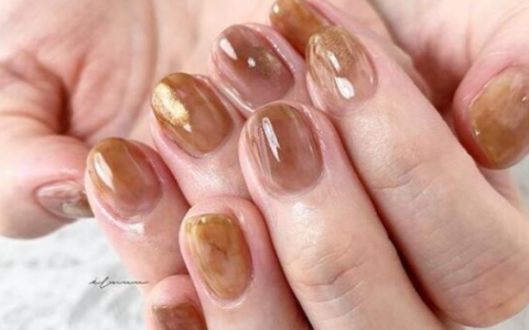时冷时热的季节做什么美甲好看？琥珀色非常优雅又显白