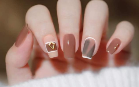 11月份新款美甲 鲜艳又不夺目与初冬十分匹配