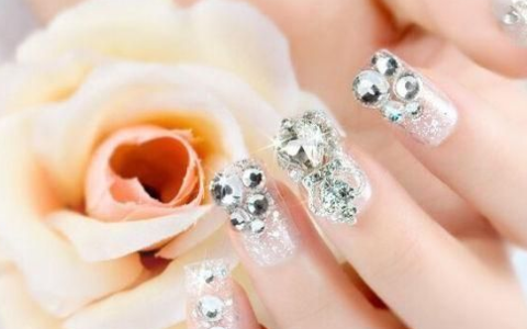 新娘美甲有哪些选色技巧？让你的指尖也穿上婚纱