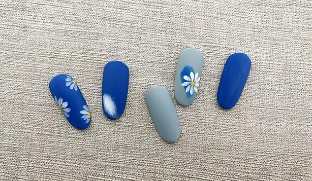  蓝色小雏菊美甲怎么画好看？磨砂封层更有质感！